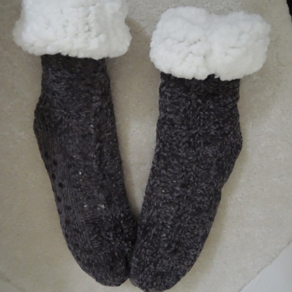 Slipper Socks Fuzzy Faux Fur Sherpa Like Lined House Slippers $28 Value - NEW